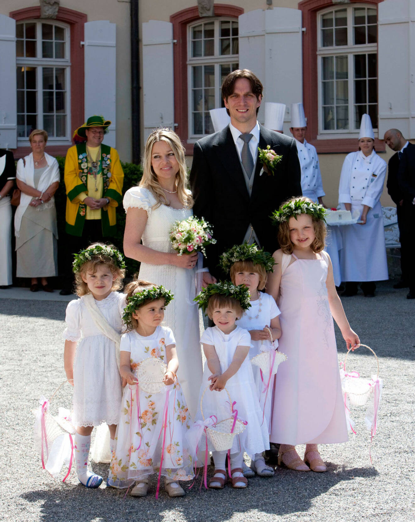 Brudparet med sina ljuvliga blomsterflickor. Lilla Paulina Marie (t v) är dotter till Diana Bernadotte.