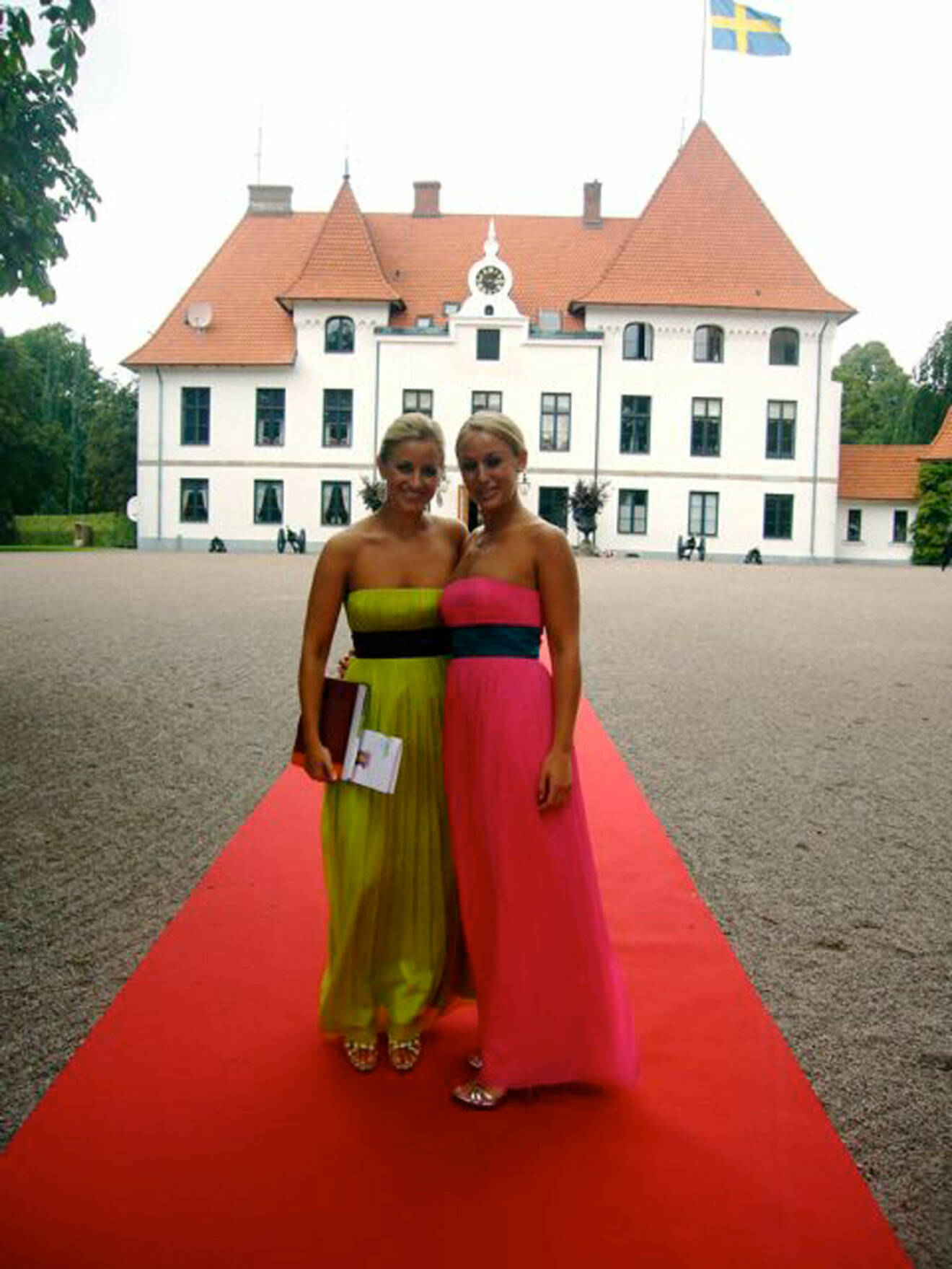 Brudgummens systrar Elsa och Malin Andrén fram för familjen Gyllenkroks slott Björnstorp från 1752.