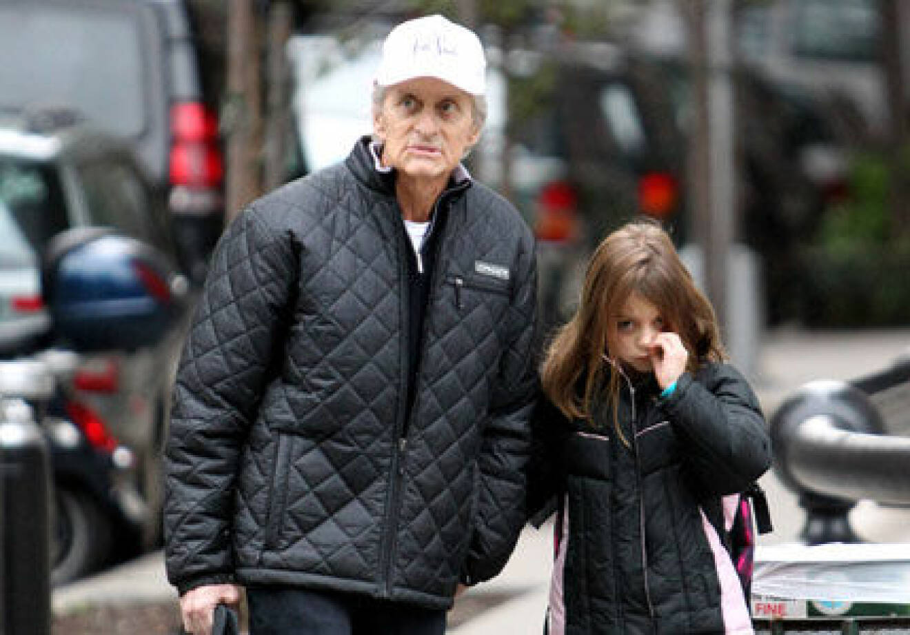 Michael Douglas med sin dotter i New York.