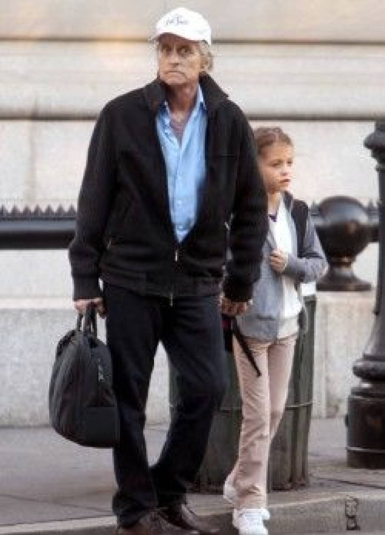 Michael Douglas tar dottern till skolan.
