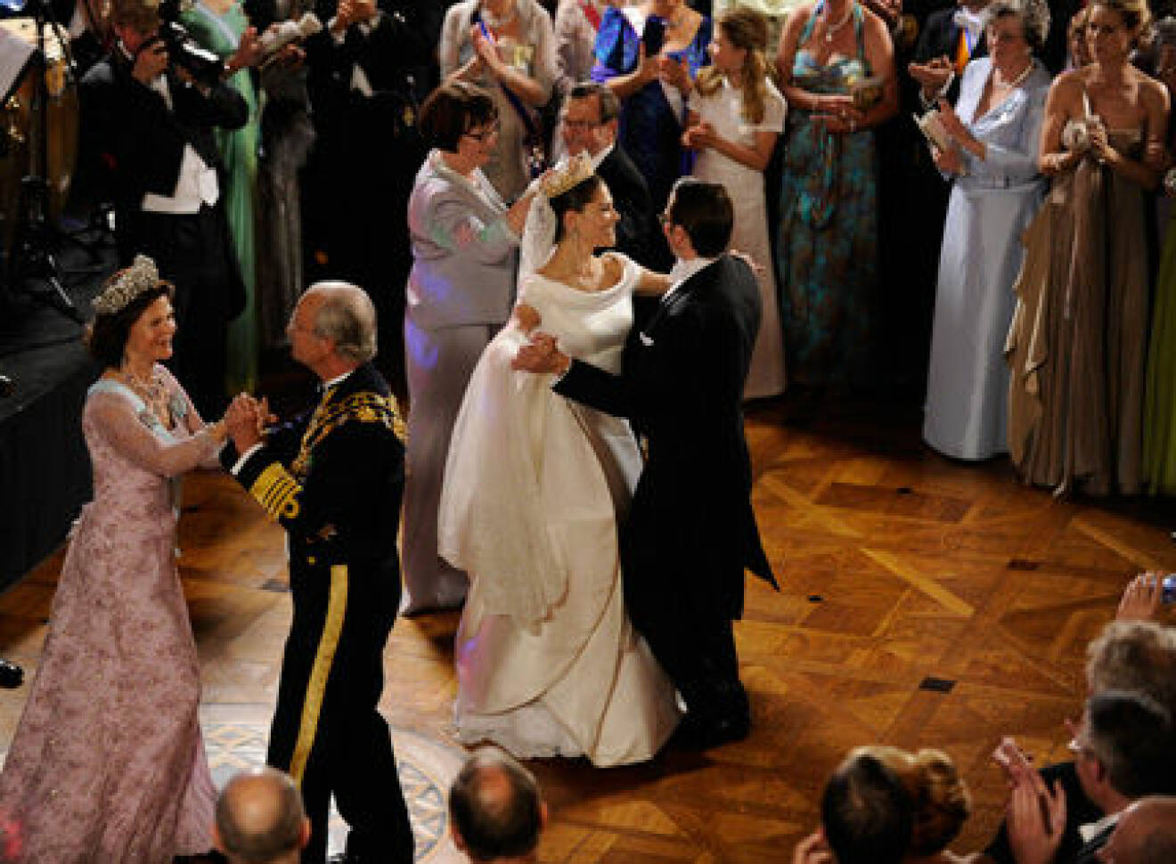 Kungen, Silvia, Olle och Ewa Westling ger brudparet sällskap på dansgolvet.