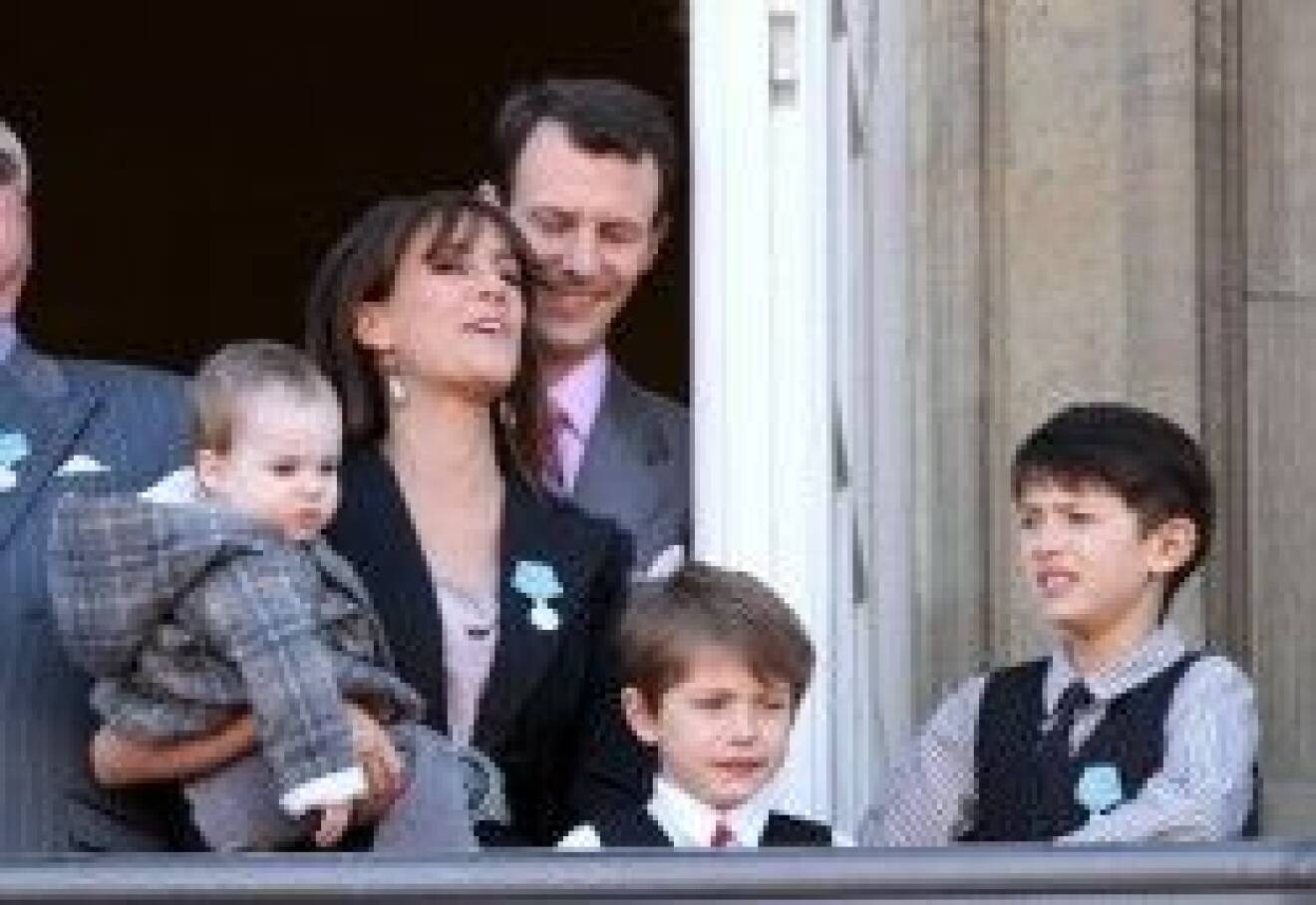 Prins Nikolai tillsammans med pappa prins Joachim, bonusmamma prinsessan Marie och lillebröderna prins Felix och prins Henrik junior.