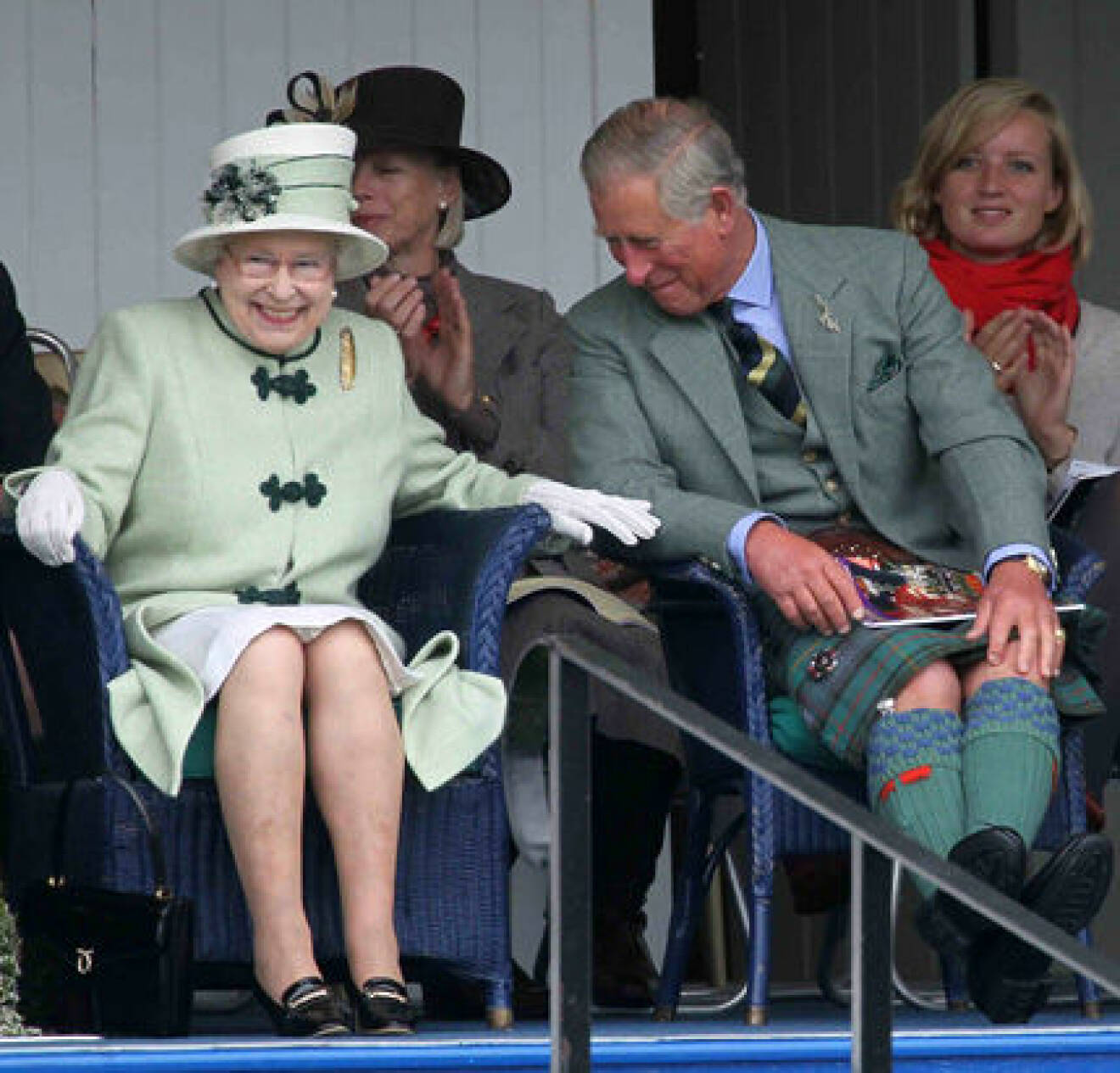Drottning Elizabeth och prins Charles hade riktigt skoj.
