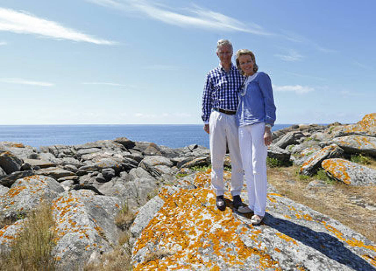 Kung Philippe och drottning Mathilde njuter på klipporna på ön Yeu i Frankrike