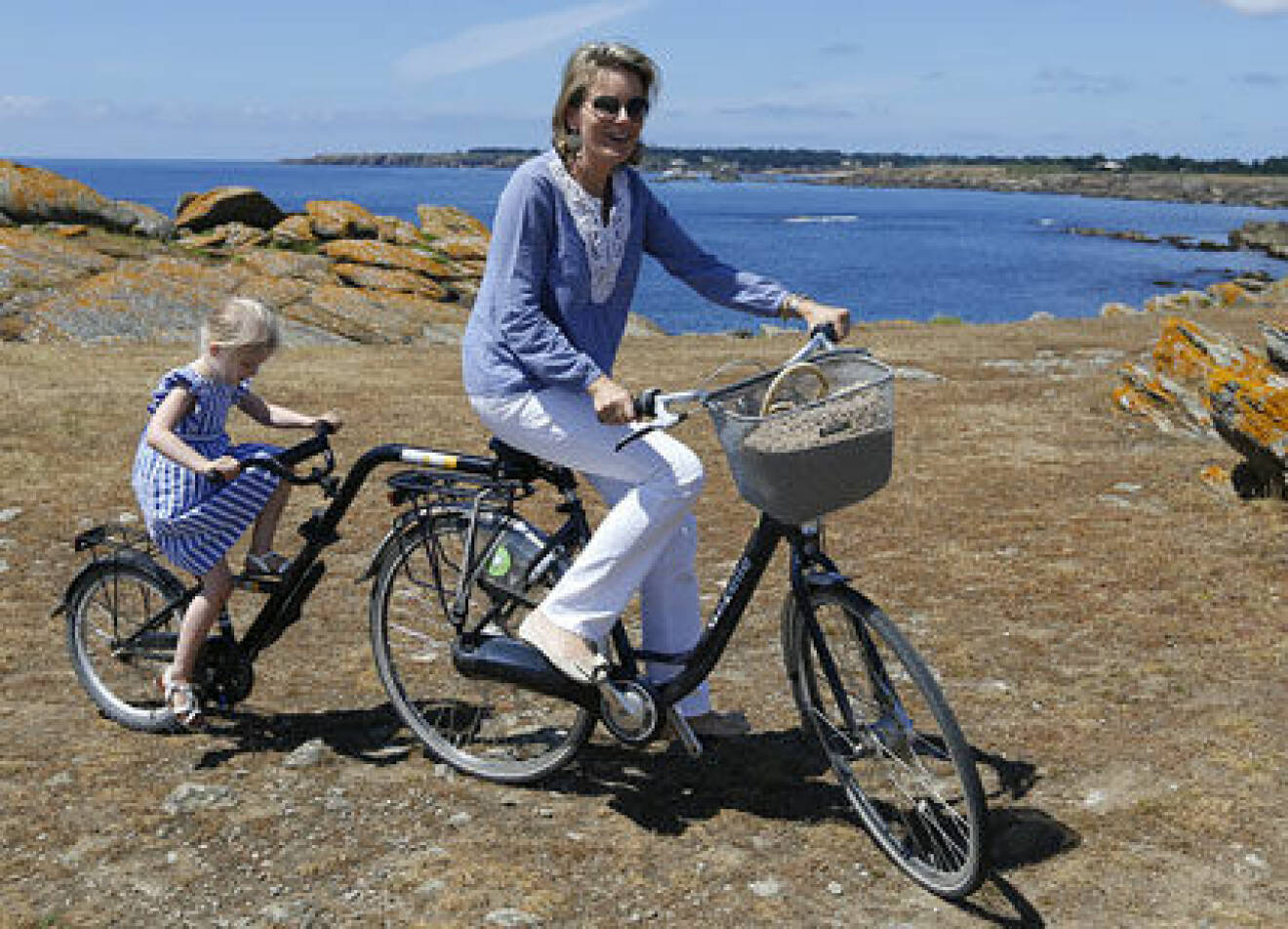 Drottning Mathilde på cykeltur längs klipporna på ön Yeu i Frankrike