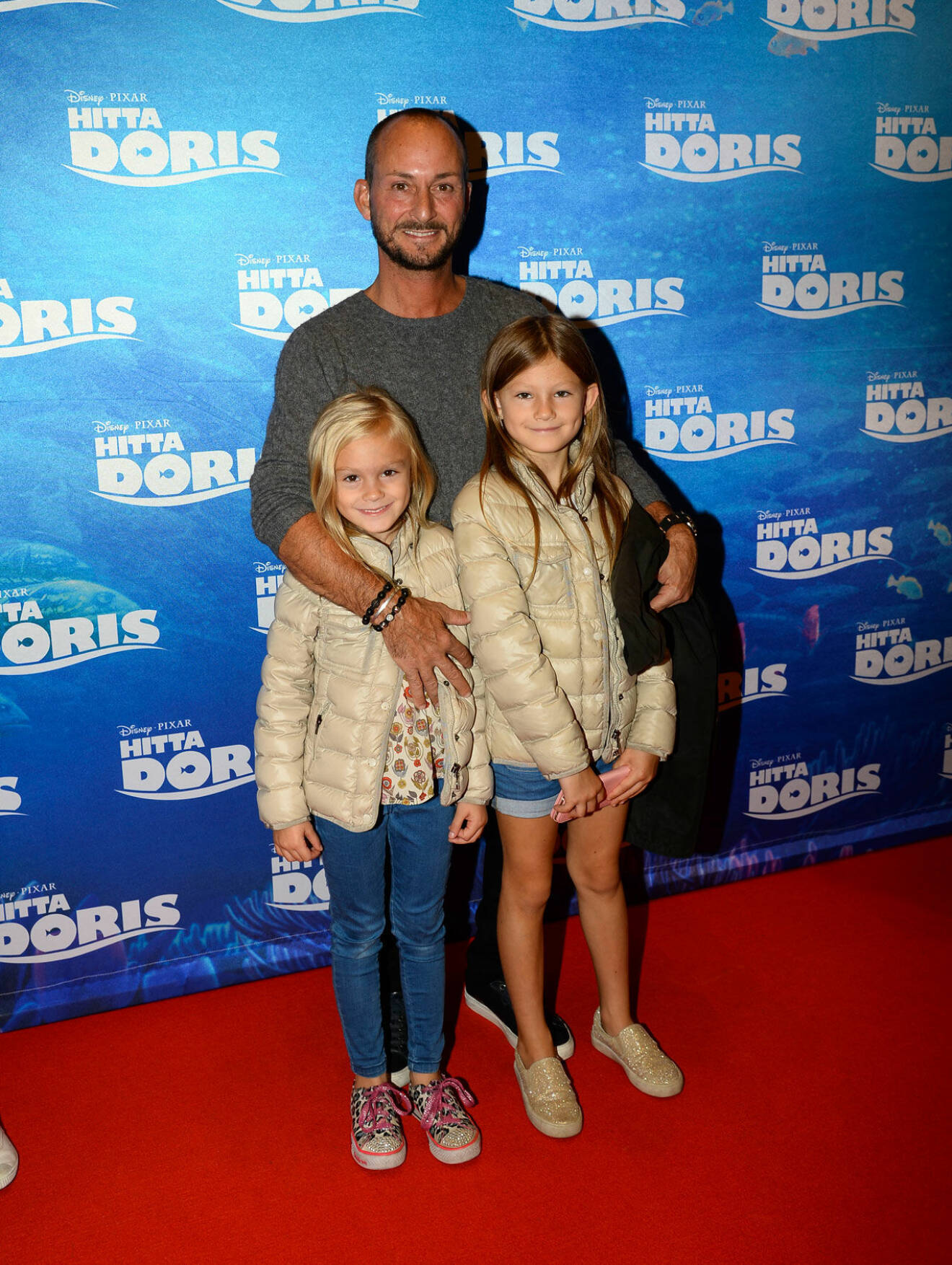 Stefano tog med döttrarna Lilly och Vendela på bio-premiären "Hitta Doris".