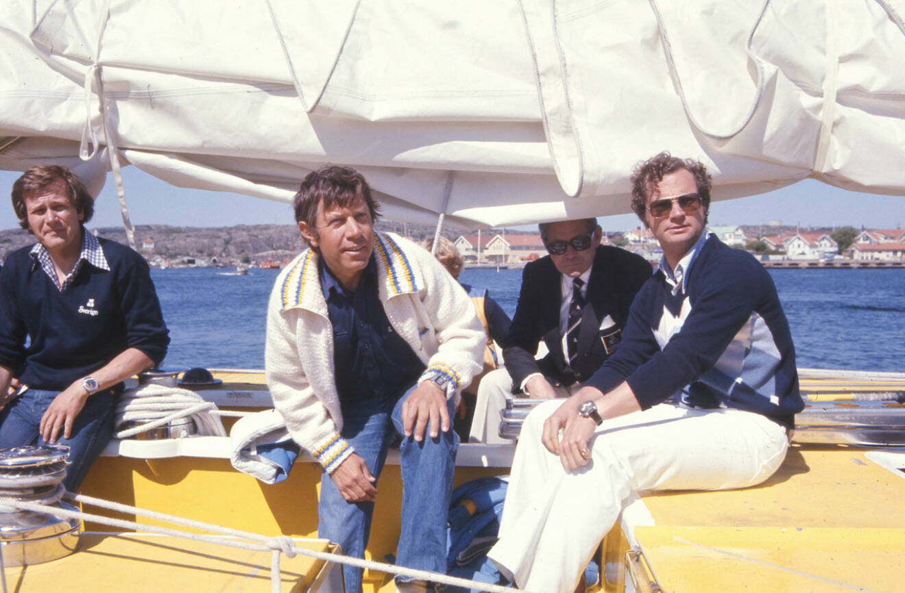 Kungen fick själv styra båten när han var med på träningen av American Cup både 1977 och 1980. Pelle själv i mitten spanar mot horisonten.