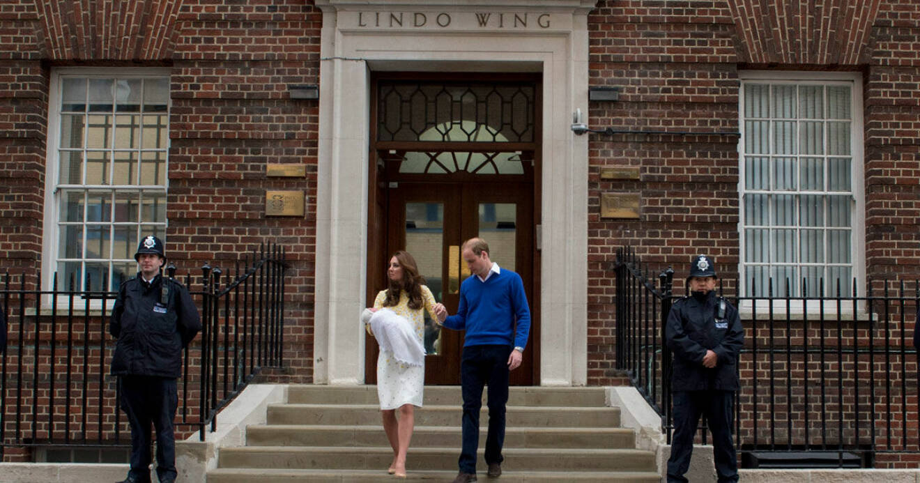 Prins William och Kate utanför Lindo Wing. 
