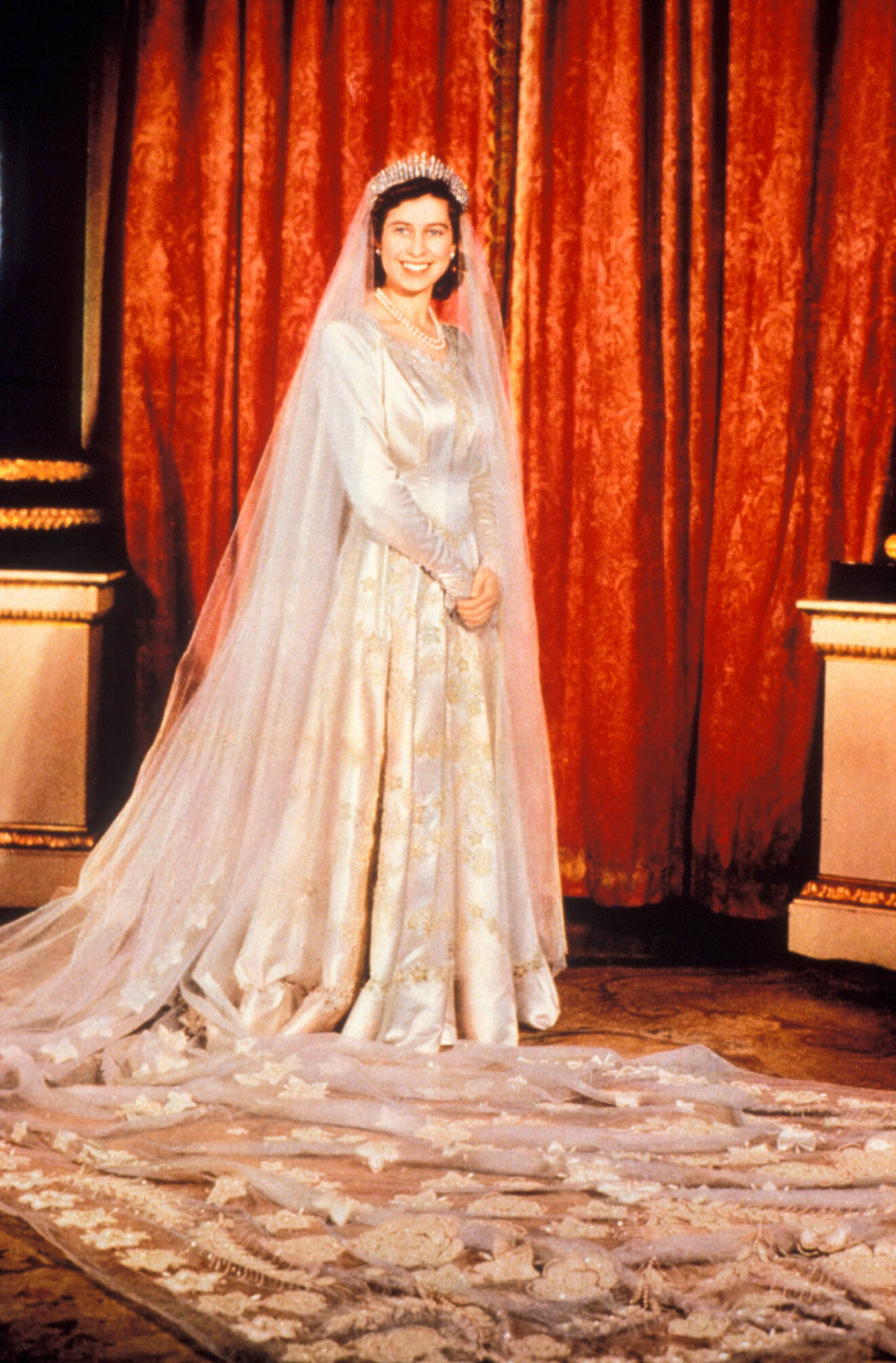 Prinsessan Elizabeth strålar i klänning gjort av Norman Hartnell.