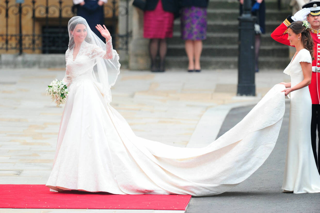 Hertiginnan Kate i bröllopsklänning. 