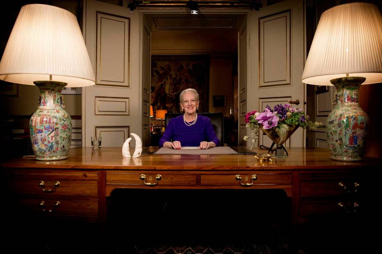 Drottning Margrethe vid skrivbordet i Amalienborg. Bilden är tagen 2017 då drottningen höll sitt nyårstal från Amalienborg.