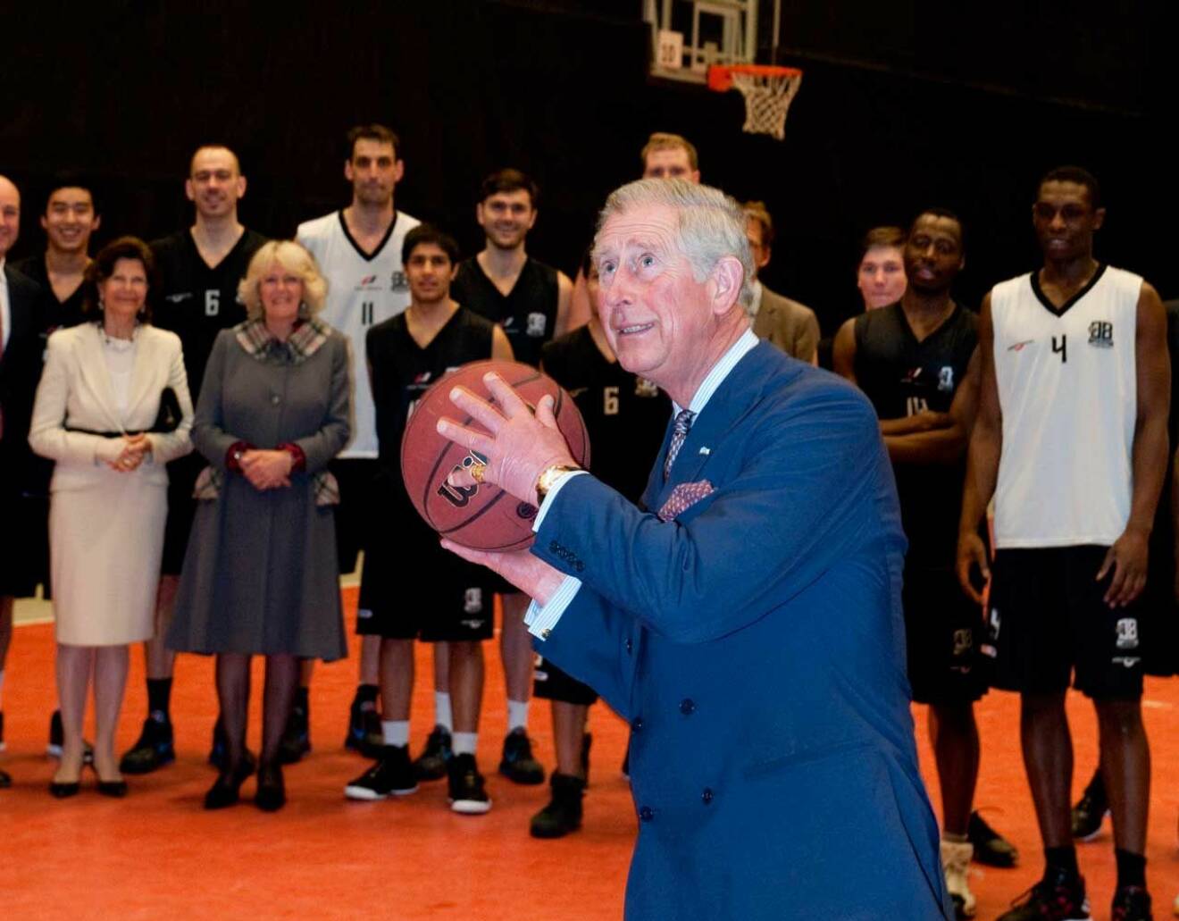 Prins Charles spelar basket på Fryshuset.