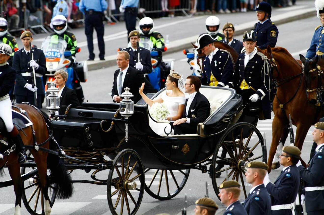 Kronprinsessparet åker med häst och vagn genom Stockholm som nygifta