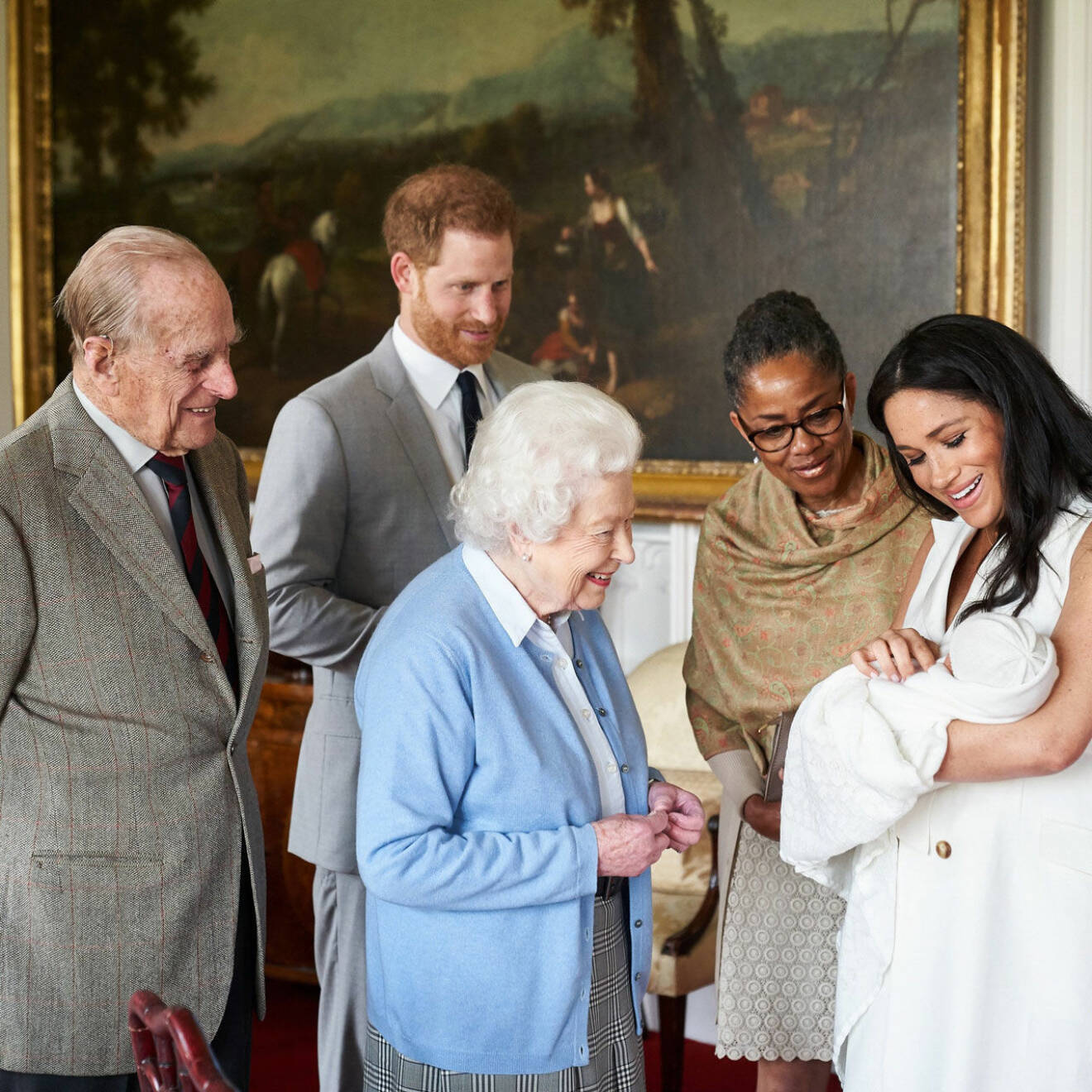 Drottning Elizabeth och prins Philip med sitt yngsta barnbarnsbarn Archie Harrison Mountbatten-Windsor.