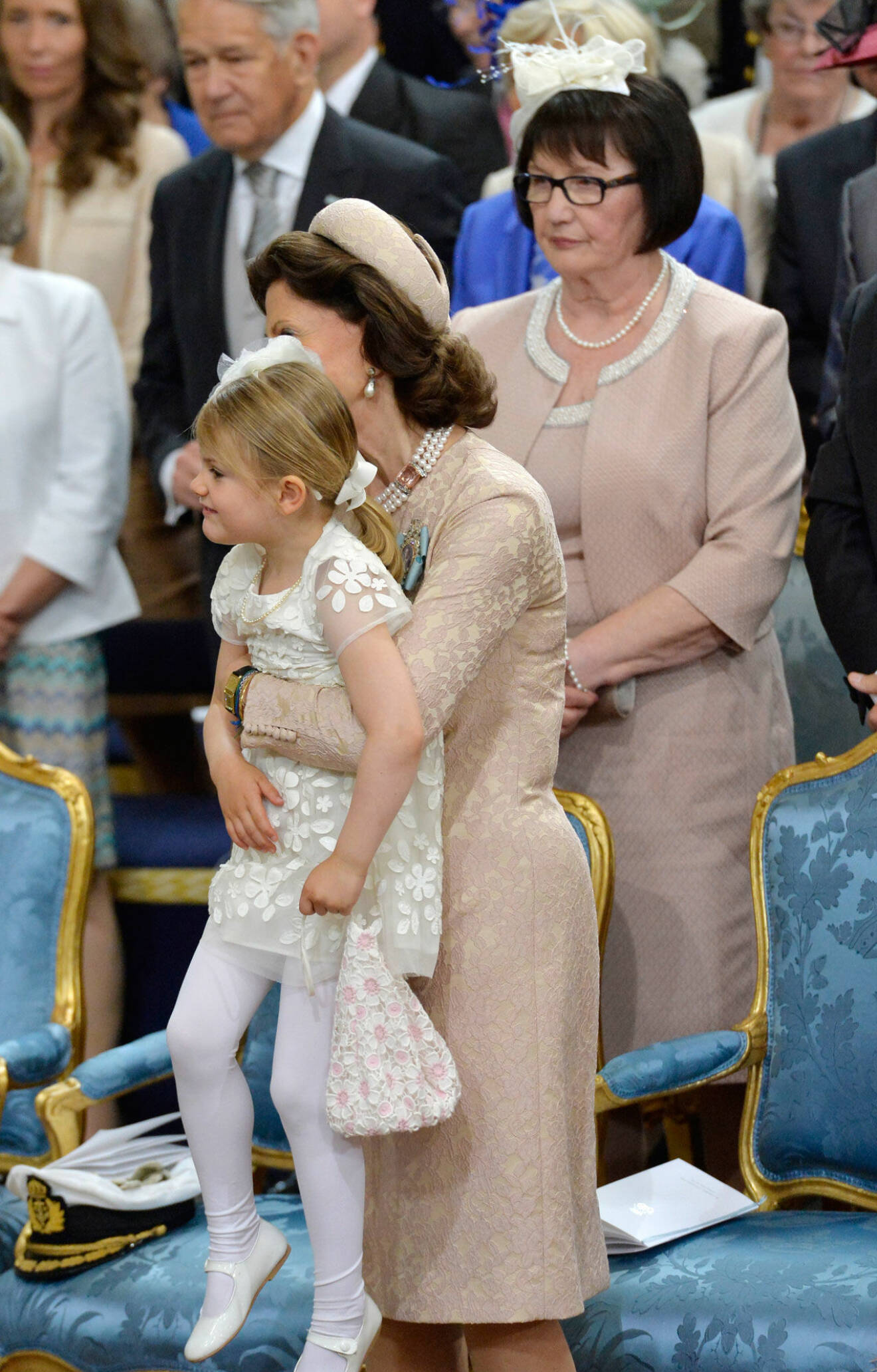 Prinsessan Estelle med sin mormor drottning Silvia.