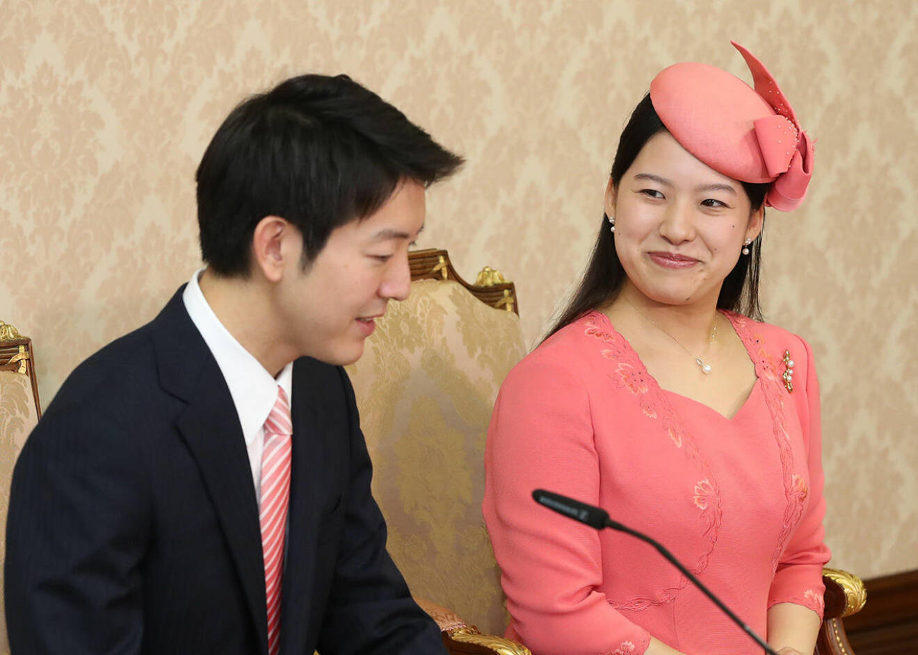 Prinsessan Ayako och Kei Moriya när de offentliggjorde sin förlovning. 