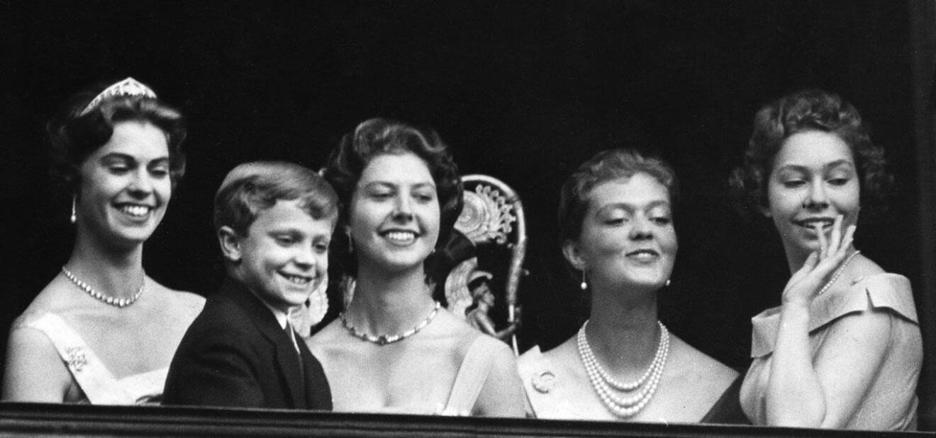 Kungen och hans systrar år 1957: Prinsessan Margaretha, 22, kungen, 11, prinsessan Désirée, 19, prinsessan Birgitta, 20 och prinsessan Christina, 14.