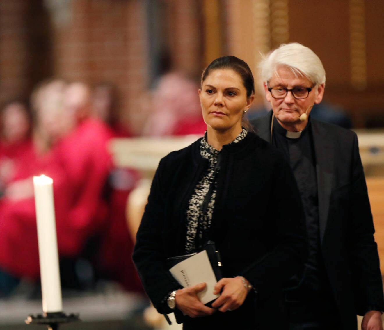 Kronprinsessan Victoria och domprost Hans Ulfvebrand vid minnesstunden i Storkyrkan.