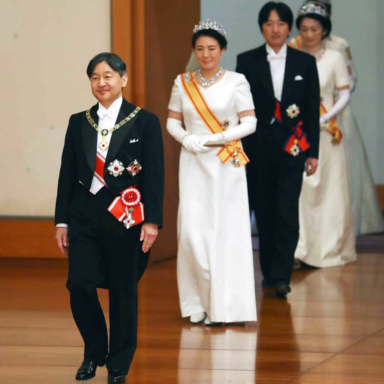 Kejsarparet Naruhito och Masako vid tronskiftet i april 2019. Bakom syns nye kronprinsen Fumihito.