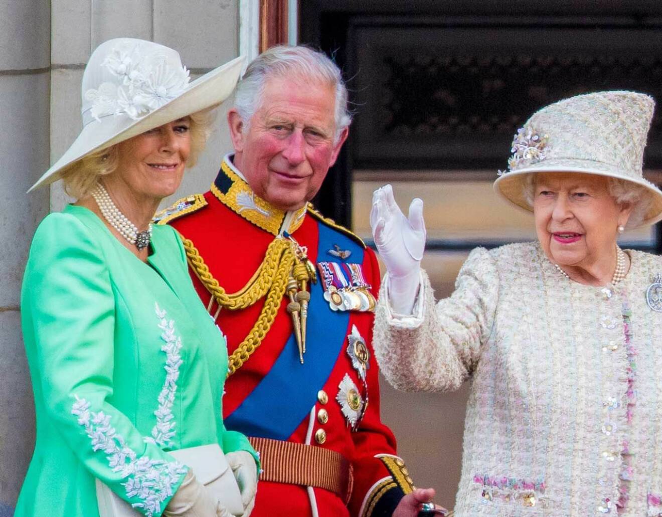 Prins Charles åker till Japan för att vara med när kejsaren kröns, men Camilla stannar hemma.