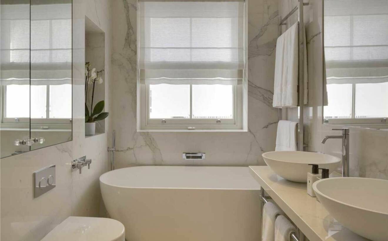 Klassiskt badrum i marmor.