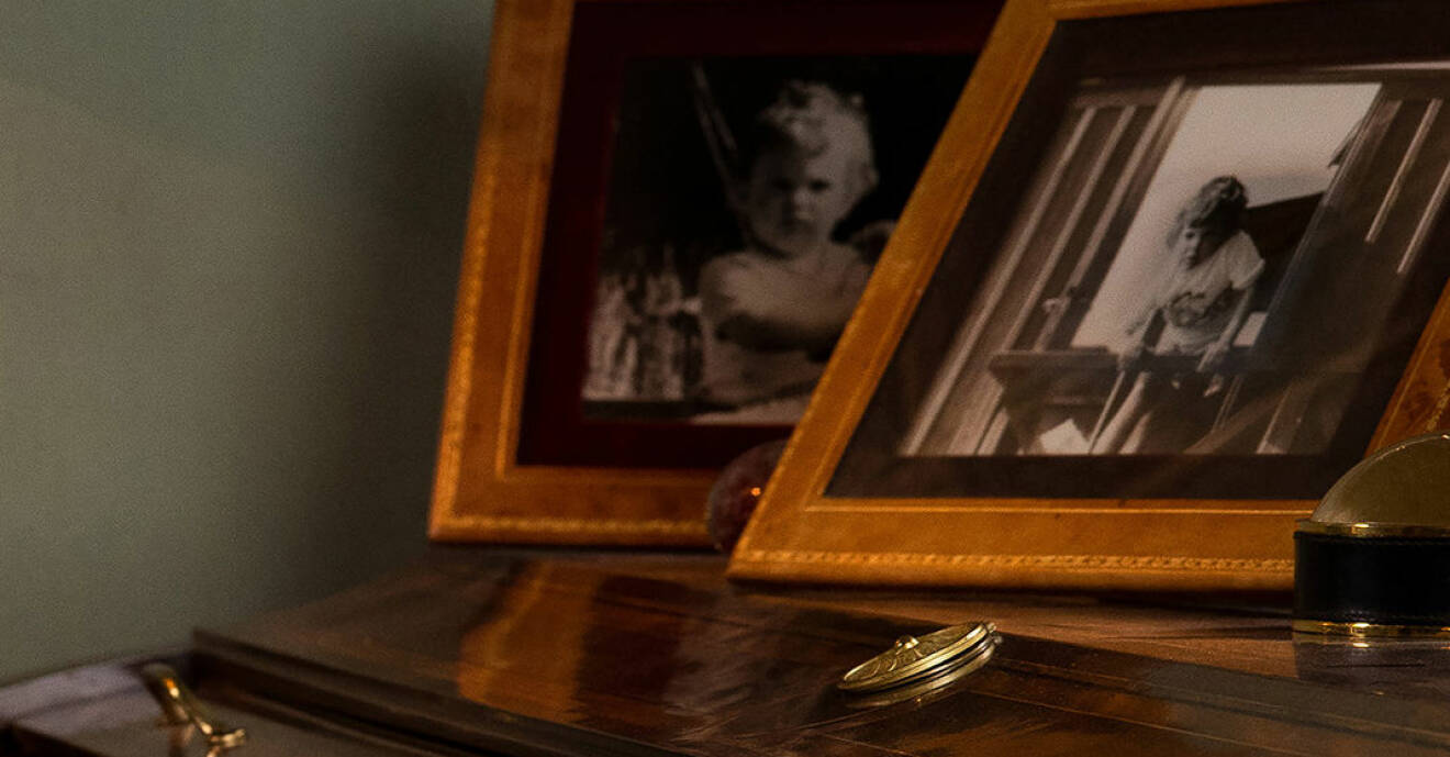 Foton på kronprinsessan Victoria på kungens skrivbord
