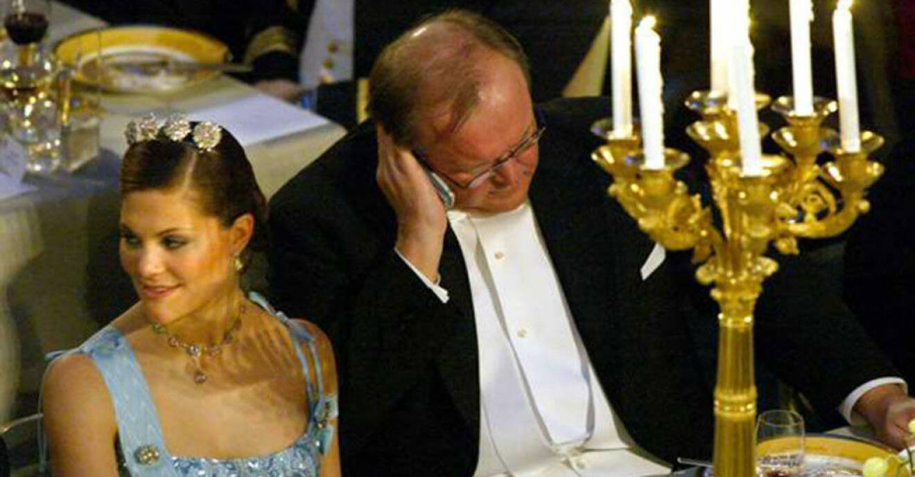 Göran Persson pratar i mobiltelefon Nobel