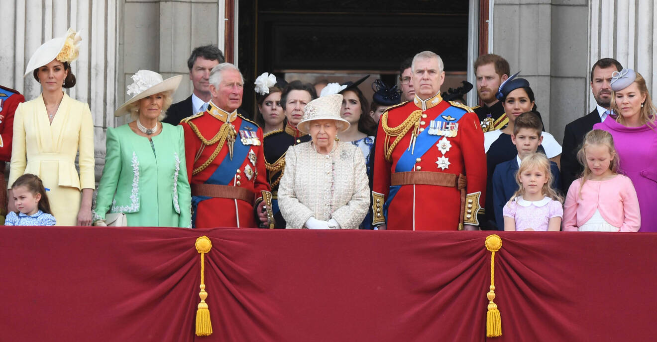 Brittiska kungafamiljen Buckingham Palace slottsbalkongen Trooping of the Colour Drottning Elizabeth officiell födelsedag