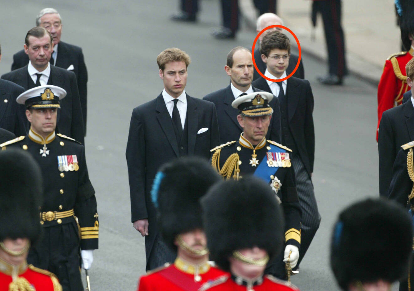 Drottningmodern begravning Simon Bowes Lyon prins William