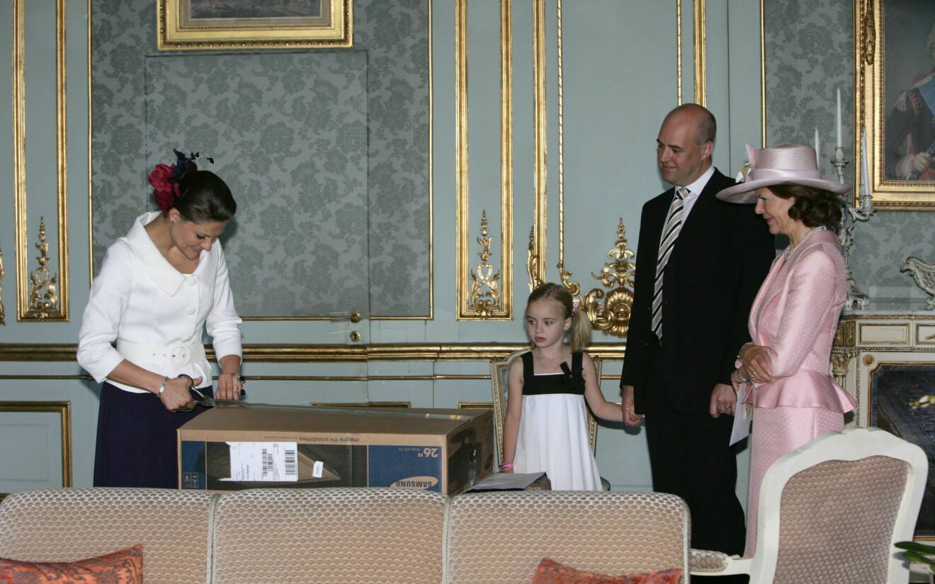 Kronprinsessan Victoria 30-årsdag Fredrik Reinfeldt platt-tv present