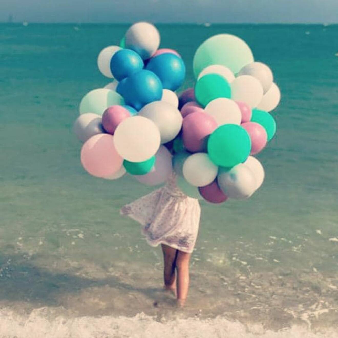 prinsessan leonore på stranden med ballonger