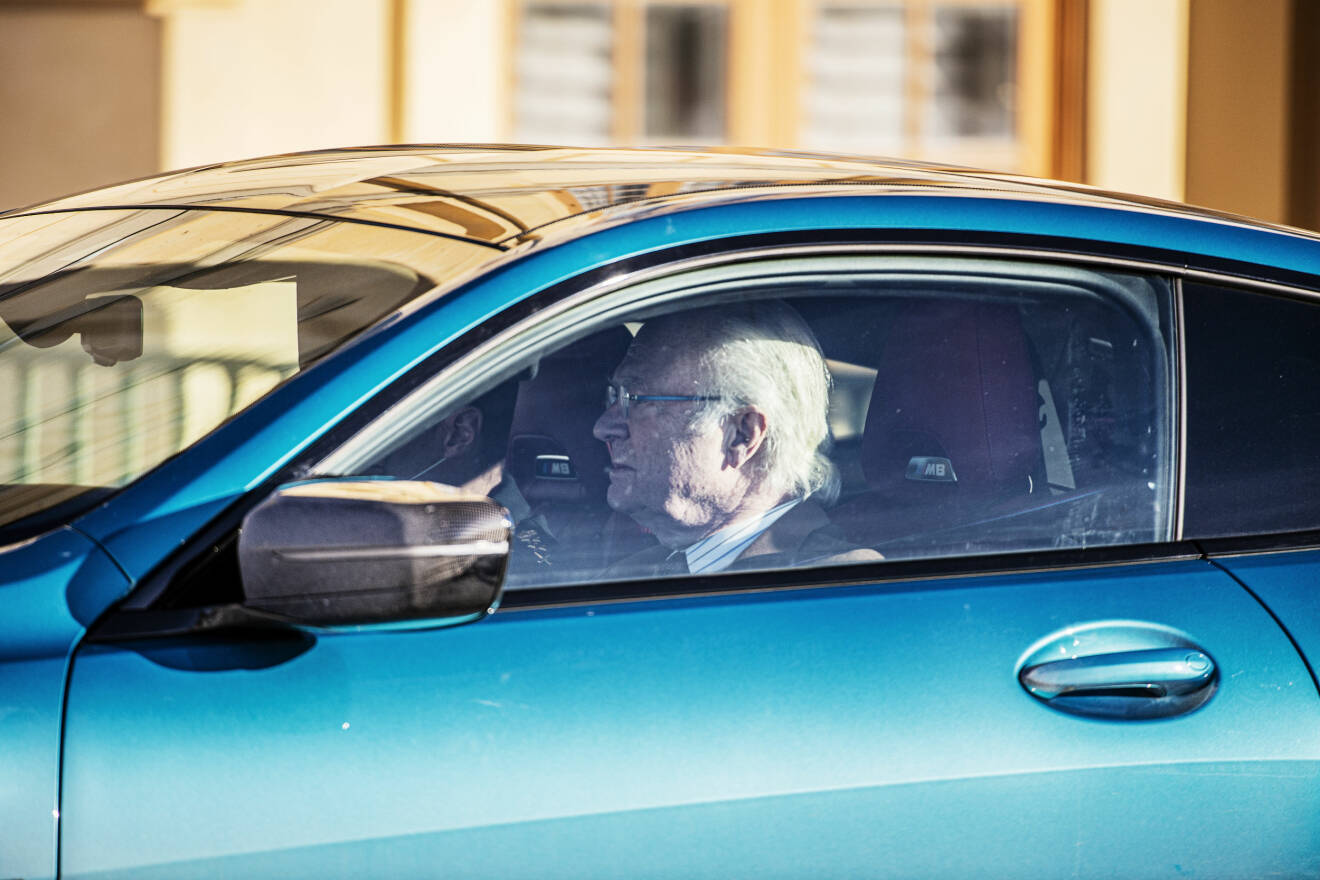 Kungen Kung Carl Gustaf kör BMW M8 Competition Coupé Drottningholm