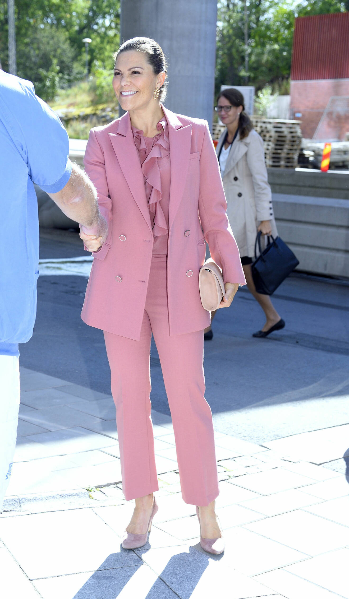 kronprinsessan victoria i rosa kostym på Karolinska sjukhuset i solna