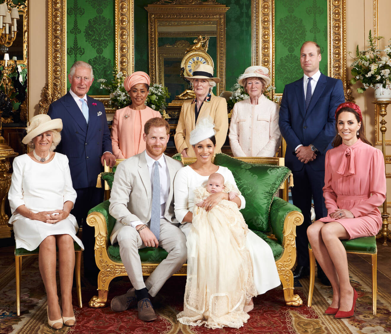 Brittiska kungafamiljen Archies dop 2019. I mitten prinsessan Dianas systrar Sarah och Jane.