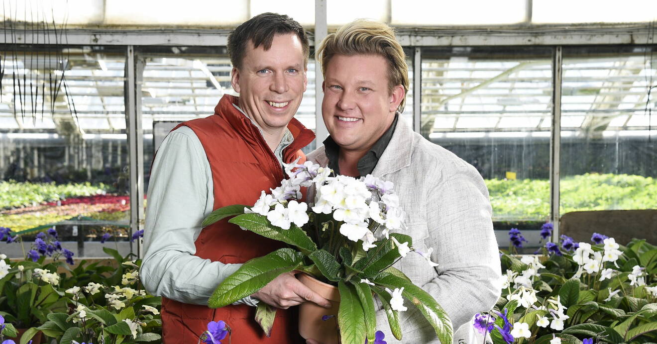 Petter Kjellén och Karl Fredrik Gustafsson bland blommor