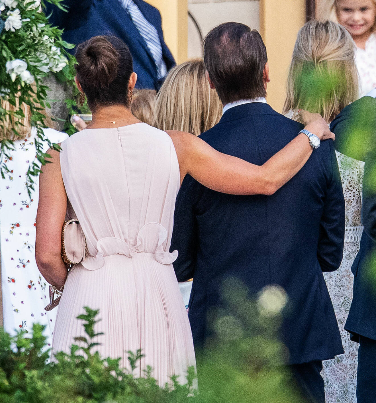 Kronprinsessan Victoria med armen om Prins Daniel Privat Bröllop 2020 Andrea Brodin