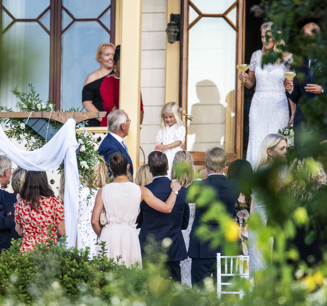 Kronprinsessan Victoria och prins Daniel på Andrea Brodins och Cedric Notz bröllop i Villa Loviseberg