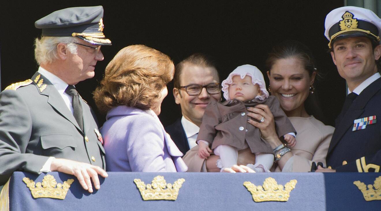 Prinsessan Estelle Kungafamiljen på slottsbalkongen Kungens födelsedag 2012