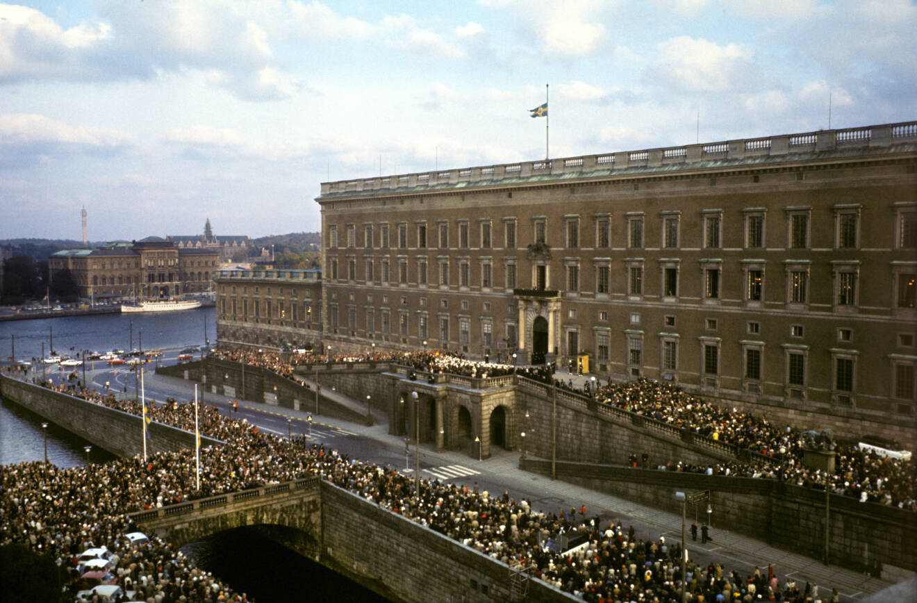 Folkmassa utanför Stockholms slott när kungen svor kungaeden 19 september 1973