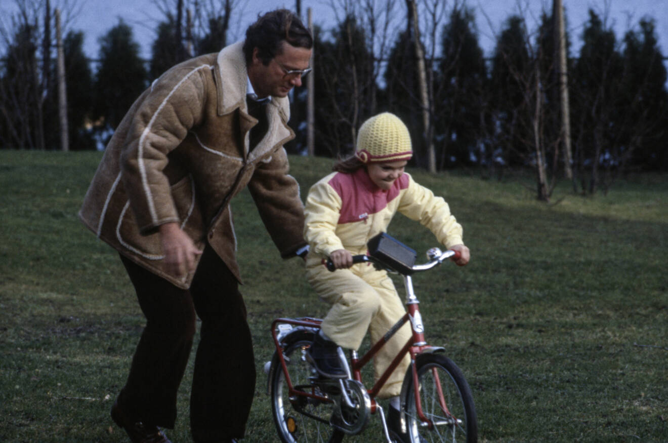 Kungen lär Kronprinsessan Victoria att cykla