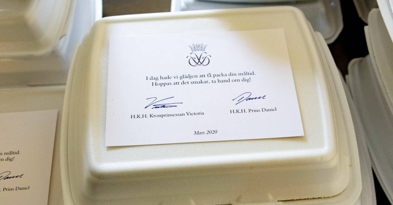 Kronprinsessan Victoria volontär Stockholms stadsmission Delar ut matlådor