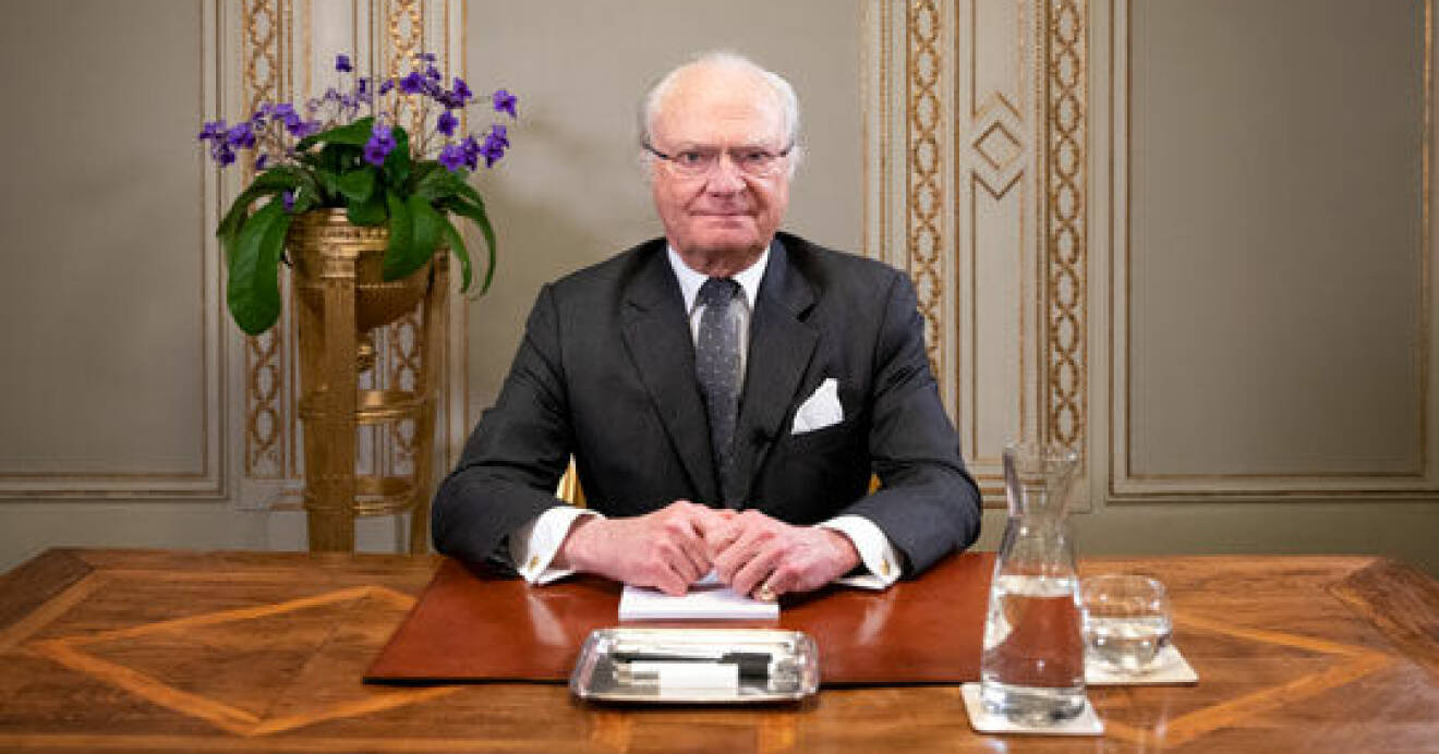 Kung Carl Gustaf vid sitt skrivbord