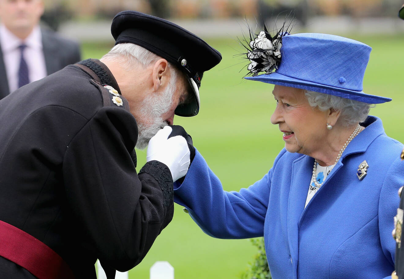 Prins Michael kysser sin kusin drottning Elizabeth på hand