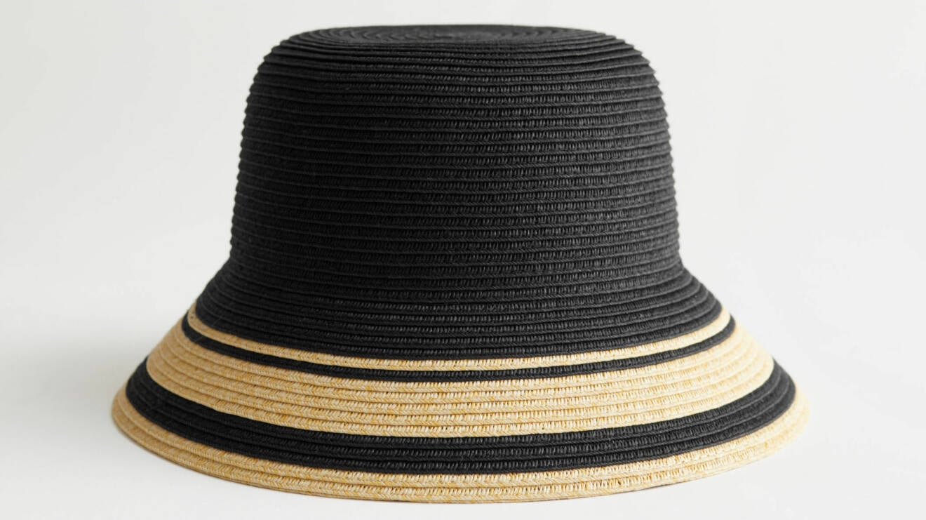 svart flätad bucket hat