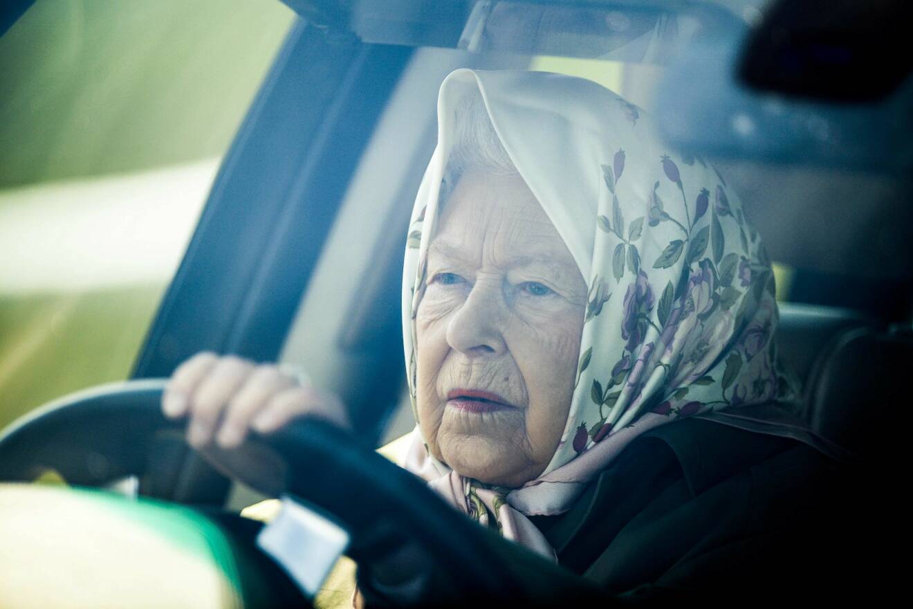 Drottning Elizabeth vid ratten Kör fortfarande bil