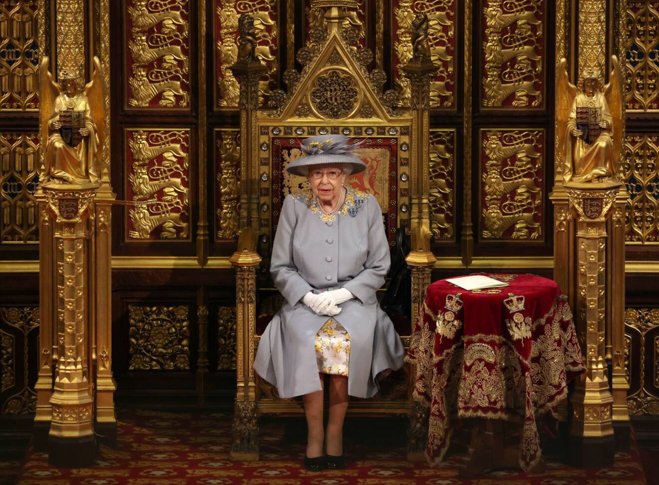 Drottning Elizabeth ensam när brittiska parlementet öppnade