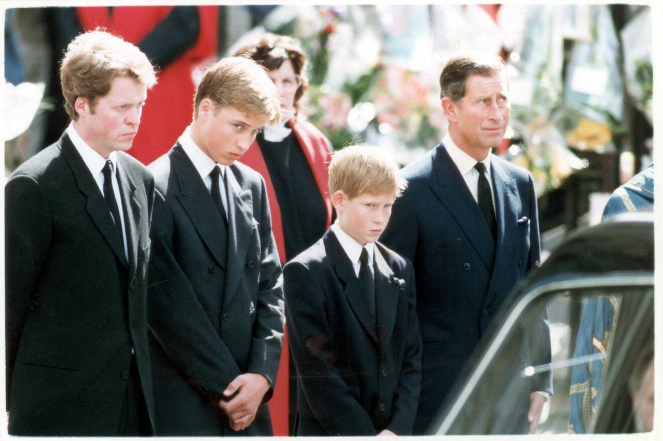 Prins Harry och prins William vid prinsessan Dianas begravning 1997