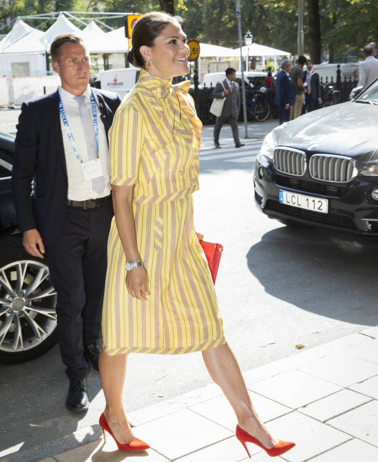 Kronprinsessan Victoria i drottning Silvia gula retroklänning