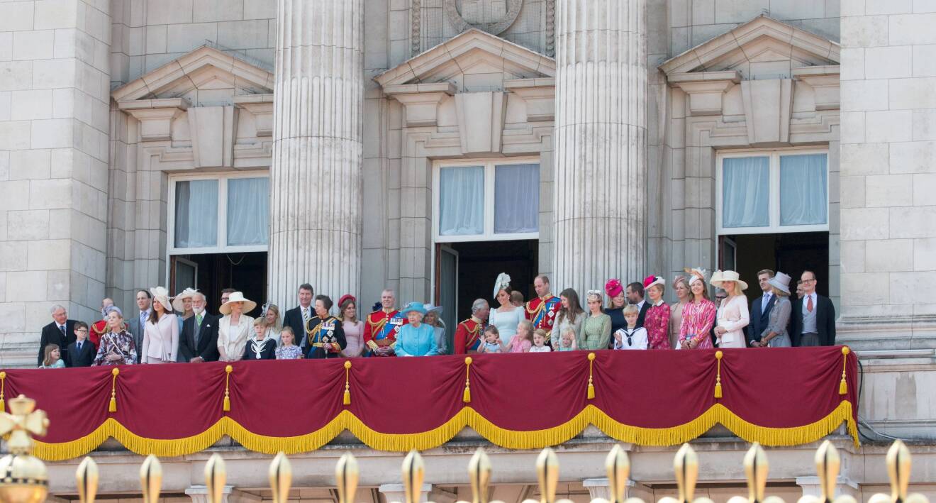 Drottning Elizabeth Brittiska kungafamiljen slottsbalkongen Buckingham Palace balkong