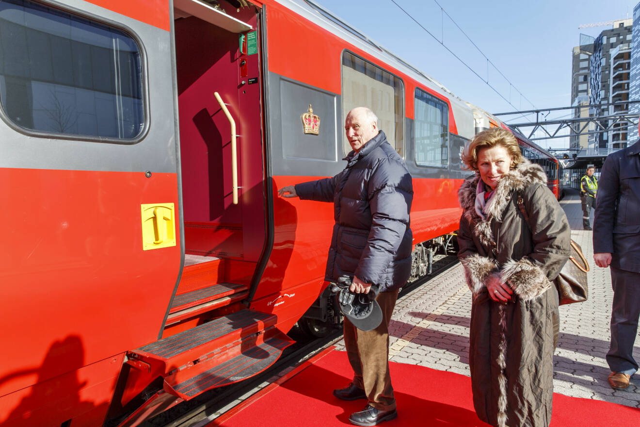 Kung Harald Drottning Sonja Norska kungafamiljens tåg